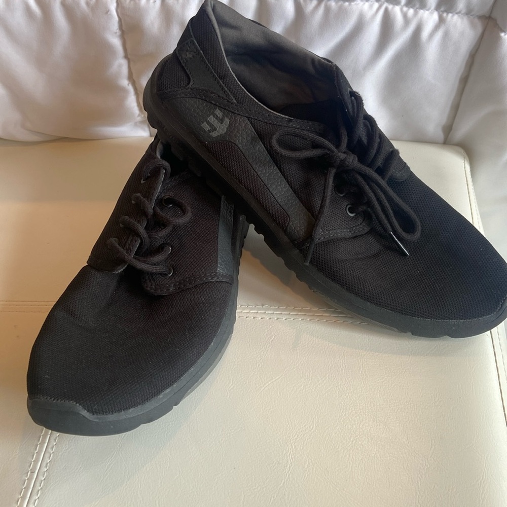 Men’s Etnies shoe. Lace up. size 11.